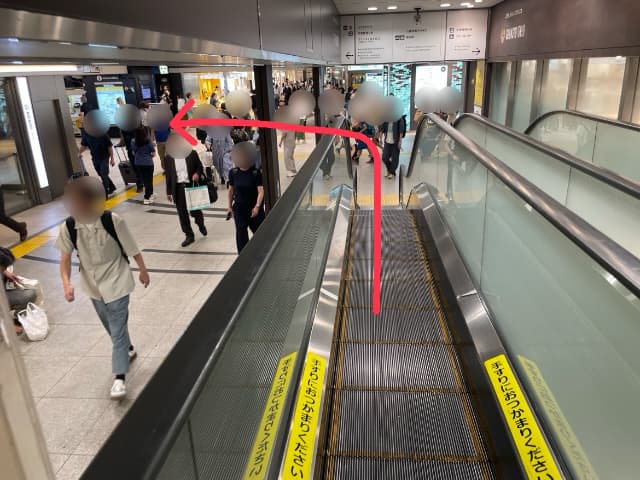 エスカレーターを下りたら左折